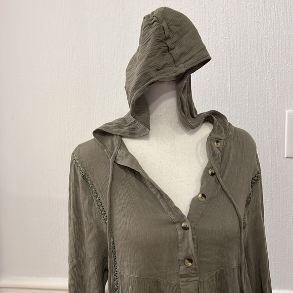 LIKE NEW ARMY GREEN LONG SLEEVE LOOSE BLOUSE WITH HOOD - SIZE SMALL - Picture 3 of 8